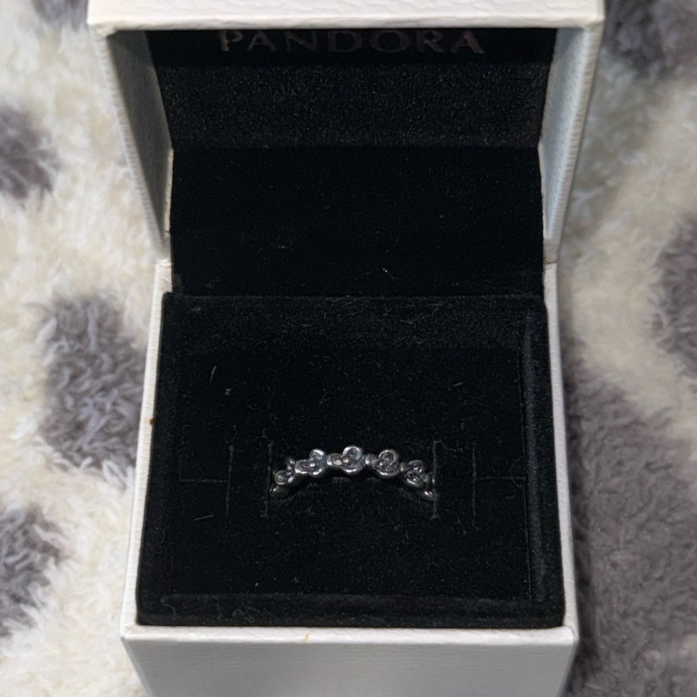 Authentic Pandora flower ring…💍